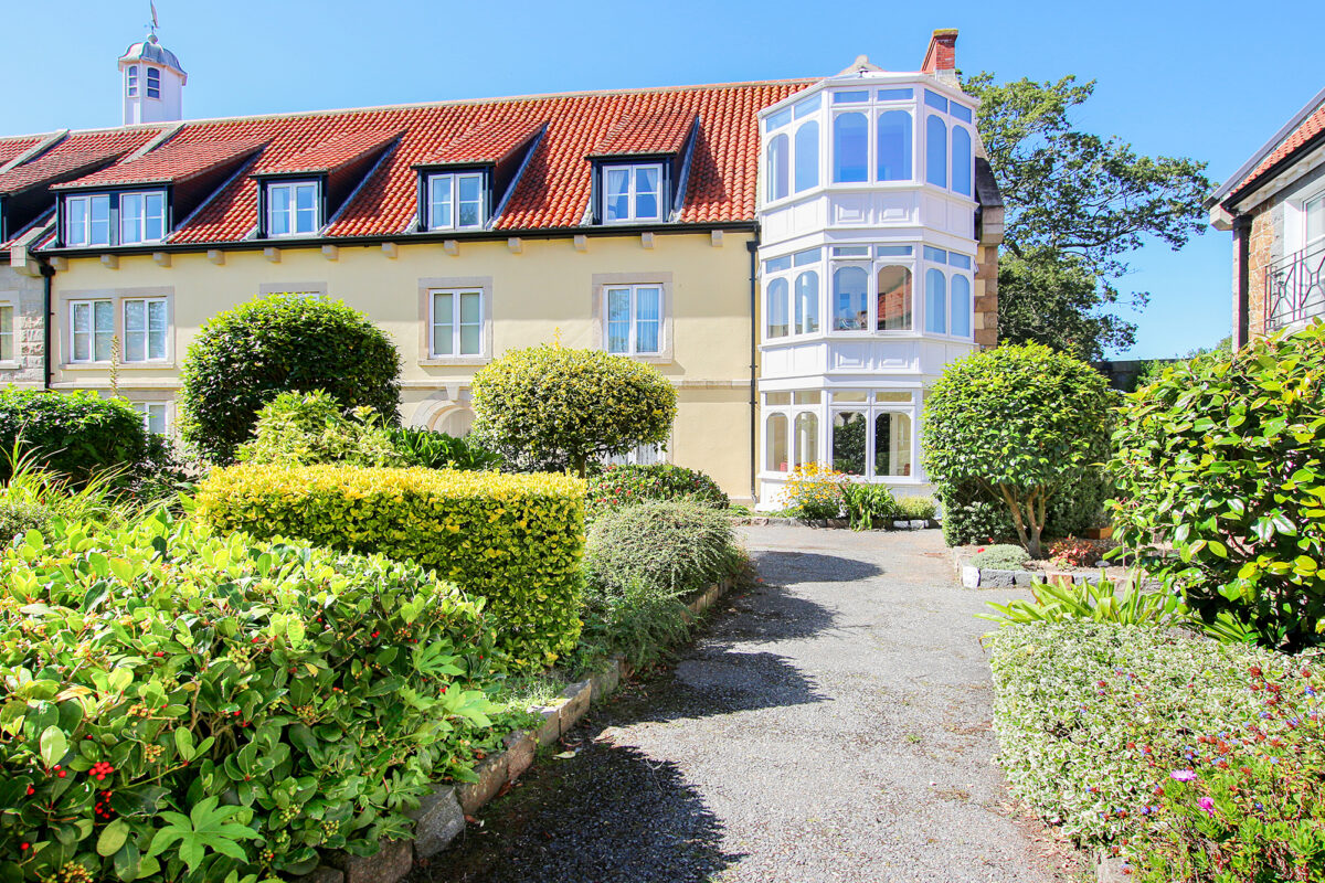 Apartment 22, Les Blancs Bois